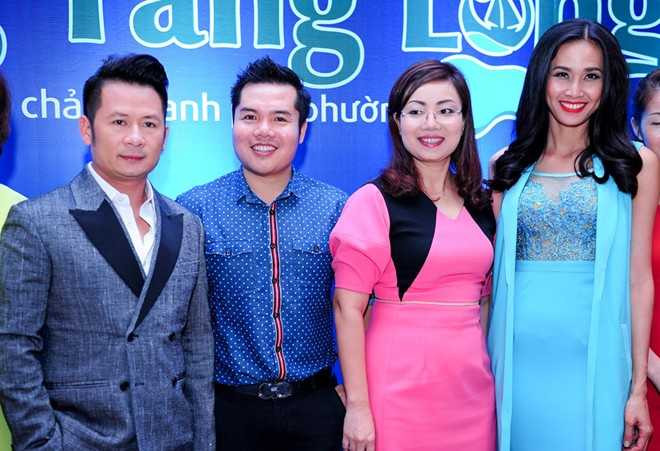 Dương Mỹ Linh cũng xuất hiện tại sự kiện cùng bạn trai nhưng cả hai giữ vẻ mặt lạnh lùng, không nói chuyện trước mặt quan khách và truyền thông. Khi được đề nghị đứng cạnh nhau để chụp ảnh, ông bố 3 con từ chối. Trong khi đó, nữ diễn viên Mỹ nhân Sài thành cũng tỏ ra không vui.