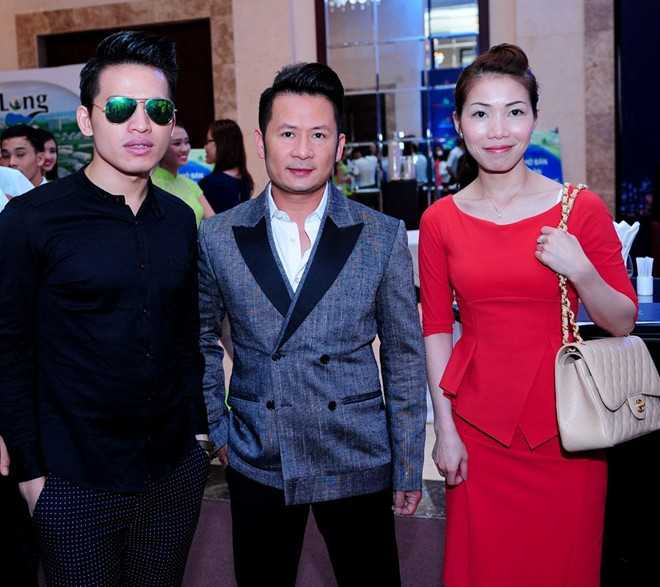 Bằng Kiều chụp hình chung cùng nam ca sĩ Quốc Thiên - người em thân thiết của bạn gái. Quốc Thiên đến sự kiện cùng Dương Mỹ Linh.