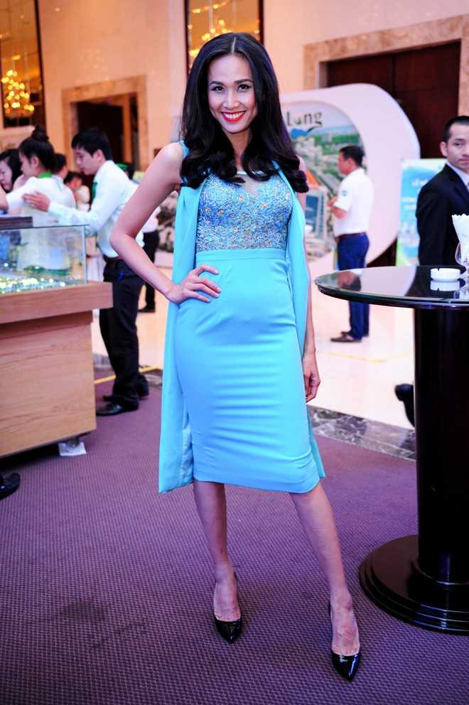 Dương Mỹ Linh tự tin khoe vóc dáng người mẫu trước ống kính. Tuy vậy, theo nhận xét của nhiều người, cô hơi gầy khi gặp ngoài đời. Thời gian này, người đẹp sinh năm 1982 chủ yếu tập trung đóng phim và ít khi xuất hiện trên sàn catwalk.