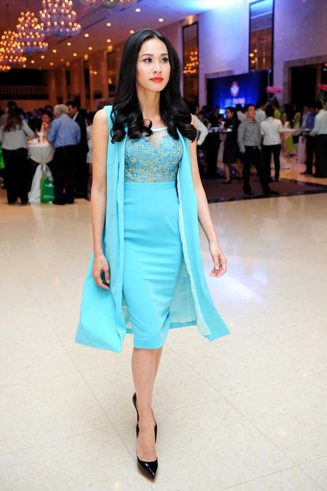 Trong khi nam ca sĩ Bằng Kiều bận mải chụp hình và tìm hiểu về những dự án bất động sản cùng bạn bè thì Dương Mỹ Linh một mình ra về từ sớm. Theo nguồn tin, cô cũng có mặt tại Hà Nội để ủng hộ bạn trai thực hiện đêm nhạc.