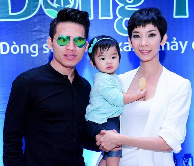 Xuân Lan cũng đưa con gái đi event. Mẹ con nữ giám khảo Vietnam's Next Top Model chụp hình cùng nam ca sĩ Quốc Thiên.