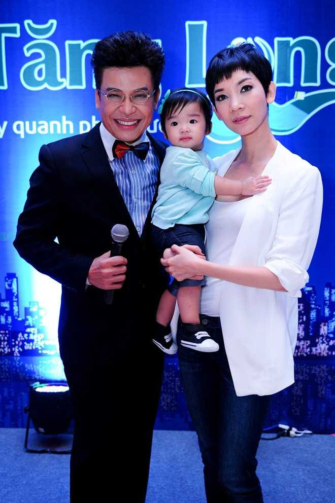 MC Thanh Bạch thích thú khi gặp bé Thỏ ngoài đời. Anh cũng được mời làm MC chính của chương trình.