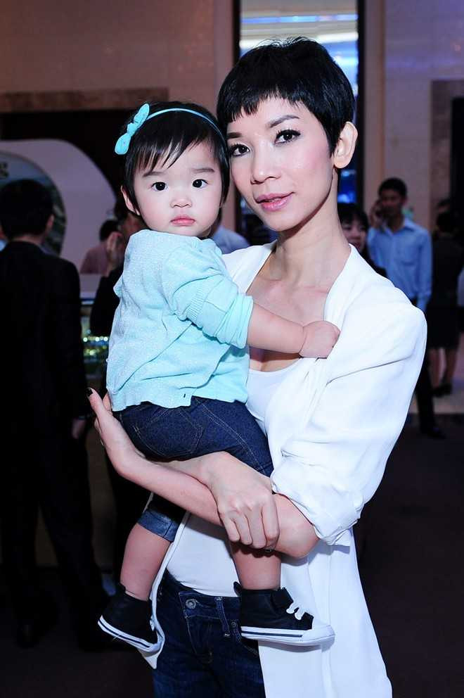 Bé Thỏ - con gái Xuân Lan mới gần một tuổi nhưng rất kháu khỉnh, bụ bẫm. Cô bé được mẹ diện áo và nơ ton sur ton màu xanh đáng yêu. Từ khi mang thai đến khi sinh con, Xuân Lan luôn viết nhật ký, chia sẻ về con gái trên trang cá nhân khiến nhiều người xúc động.