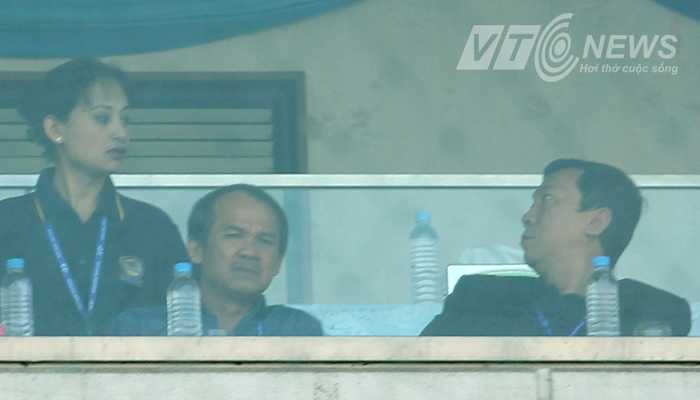 Bầu Đức trong phòng VIP ở hiệp 1 (Ảnh: Nhạc Dương)