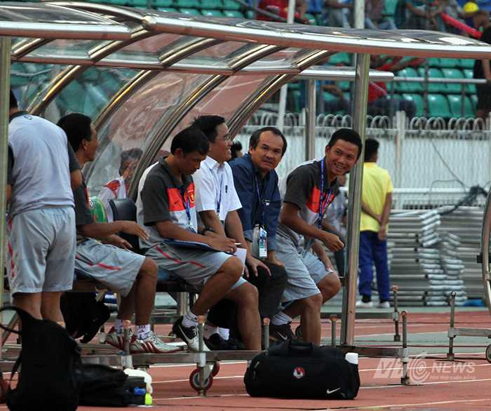 Bầu Đức xuất hiện ở cabin huấn luyện (Ảnh: Nhạc Dương)