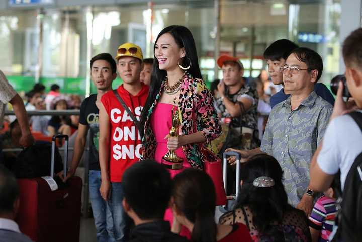 Cao Thùy Linh sinh năm 1990, cao 1.74m, số đo ba vòng 90-61-91. Cô hoạt động người mẫu chuyên nghiệp và khá đắt show chụp ảnh, quảng cáo, tham dự sự kiện. 