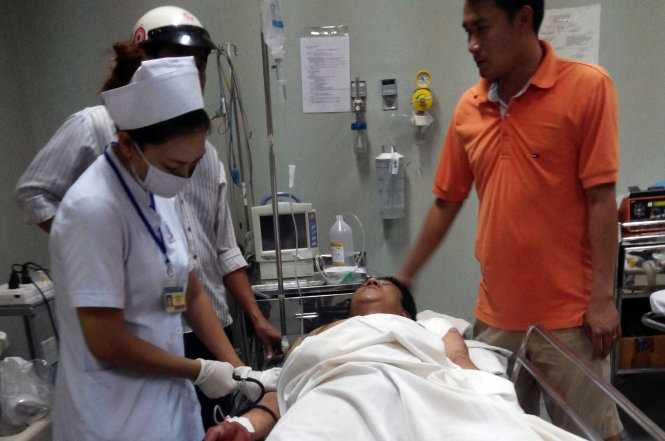 Đụng xe trong đêm, truy sát từ nhà đến bệnh viện