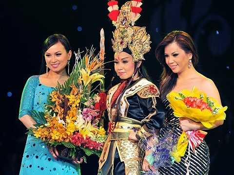 Đầu năm 2013, nữ ca sỹ này cũng đã lên xe hoa với một doanh nhân Việt kiều khá giàu có tại Mỹ.