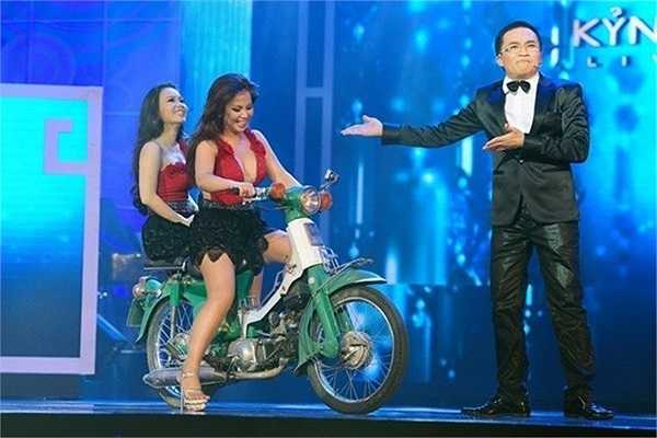 Mỗi lần có dịp về nước, cô thường đứng trên sân khấu cùng Cẩm Ly