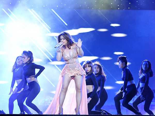 Được biết chồng mới cưới của cô là người đã bảo lãnh cô sang Mỹ và đứng sau mọi hoạt động biểu diễn của cô với vai trò quản lý.