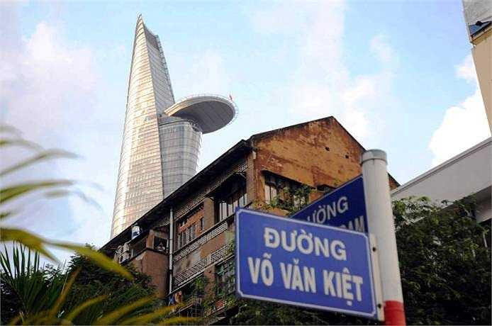 Những cửa hàng nằm trong chung cư Tôn Thất Đạm (quận 1, TP.HCM)- đây là chung cư xây theo lối kiến trúc cổ từ thời Pháp thuộc, có tuổi đời hơn 130 năm. (Ảnh: Sỹ Hưng)