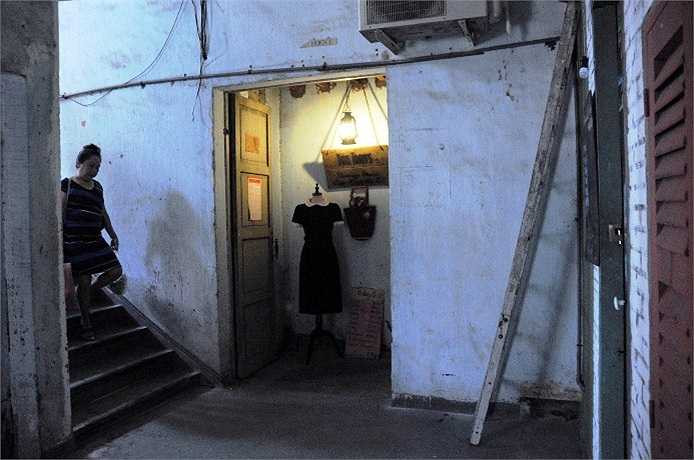Ngoài những hộ gia đình sinh sống ở chung cư, nhiều căn hộ được cho thuê để mở cửa hàng quần áo, quán cà phê để hút khách. (Ảnh: Sỹ Hưng)
