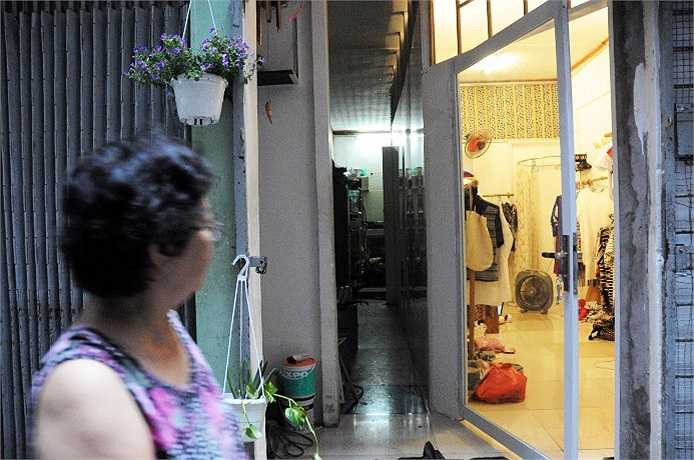 Hầu hết, các shop thời trang đều bán đồ dành cho các bạn trẻ. (Ảnh: Sỹ Hưng)