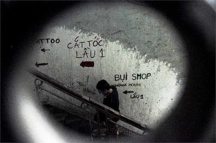 Nhiều cửa hàng tận dụng các bức tường để làm 'bảng hiệu' cho cửa hàng của mình. Ở đây khá đầy đủ các dịch vụ, từ cắt tóc, xăm hình… (Ảnh: Sỹ Hưng)