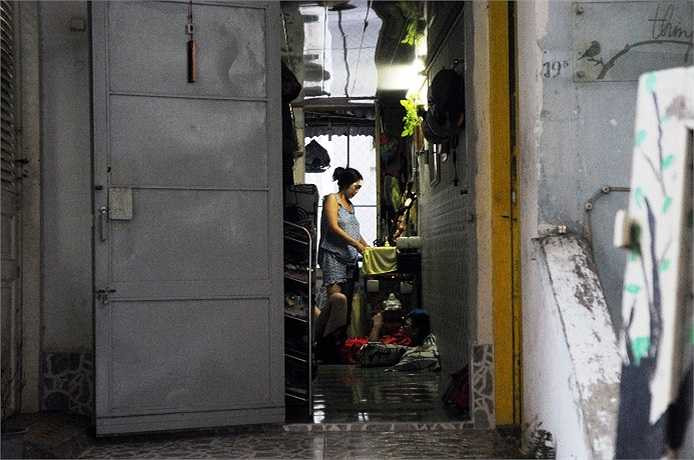 Song song với các cửa hàng là những căn hộ của người dân sinh sống ở đây, những căn hộ khá nhỏ hẹp. (Ảnh: Sỹ Hưng)