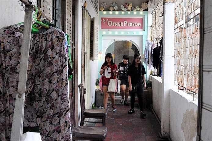 Hàng ngày có rất đông bạn trẻ tìm đến cửa hàng ở chung cư Tôn Thất Đạm mua đồ. (Ảnh: Sỹ Hưng)