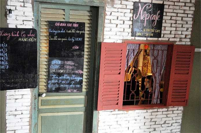 Những căn phòng cũ kỹ, được các chủ quán cà phê thuê lại để trang trí về không gian, tạo nên sự độc đáo. (Ảnh: Sỹ Hưng)