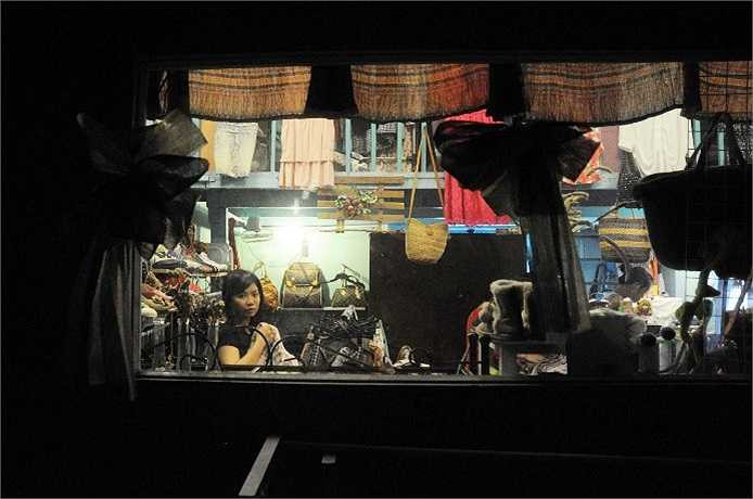 Bên trong các shop quần áo ở chung cư cũ được trang trí để thu hút các bạn trẻ đến lựa chọn đồ. (Ảnh: Sỹ Hưng)