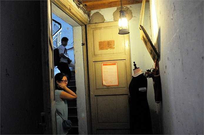 Nhờ ánh điện trang trí của các cửa hàng thời trang, hành lang chung cư trở nên sáng hơn. (Ảnh: Sỹ Hưng)