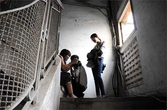 Nơi đây cũng là điểm đến lý tưởng cho các bạn trẻ đam mê chụp ảnh, vì không gian cũ và cổ kính. (Ảnh: Sỹ Hưng)