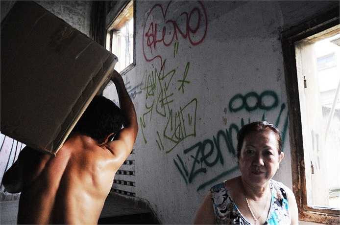 Những mảng tường được viết các dòng chữ nghệ thuật, tạo nên sự mới mẻ giữa chung cư cũ. (Ảnh: Sỹ Hưng)