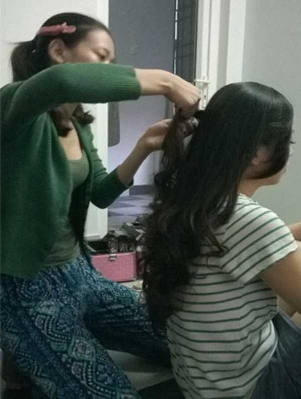 Da mặt “được” đắp, bôi đủ loại kem, phấn; tóc được tạo đủ các kiểu, nhuộm đủ các loại màu…