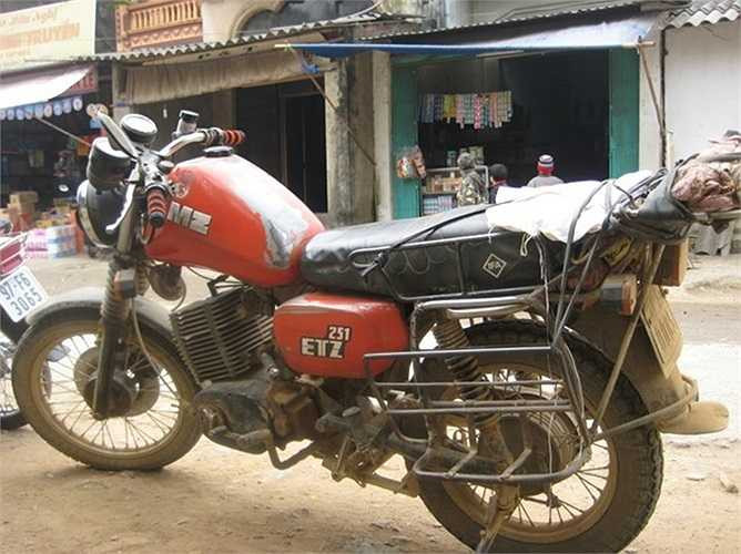 MZ ETZ. Đây là mẫu mô tô đỉnh cao tại miền Bắc những năm 80. MZ về Việt Nam chủ yếu trong những gia đình có người xuất khẩu lao động đem về từ Đông Đức. Do hiếm phụ tùng thay thế nên nhiều người có xe nhưng ít khi dám sử dụng.