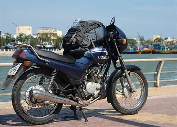 SYM Bonus 125. Mang thương hiệu Đài Loan, chiếc xe này từng là xe máy đầu tiên bán trả góp cho khách, cũng là dòng xe máy côn tay đầu tiên được trang bị hàng loạt cho CSGT nhiều tỉnh thành với màu sơn trắng và dòng chữ CSGT.