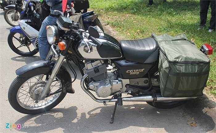 Honda Benly CD125. Xuất hiện trên đường phố Việt Nam khoảng những năm 1988-2000. Thời bấy giờ, Benly CD125 trở thành một mẫu xe đáng mơ ước của tất cả đàn ông Việt Nam bởi những đường nét nam tính và màu đen đầy mê hoặc. 