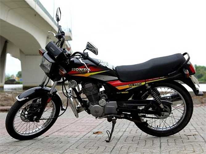 Honda GL Pro150. Chiếc xe trở thành niềm ao ước của thanh niên những năm 1990-2000 với bộ tem thể thao và tiếng nổ trầm đanh uy lực. Tuy nhiên, lỗi chảy dầu ở động cơ khiến chiếc xe dần mất điểm và vắng bóng dần trên đường phố.