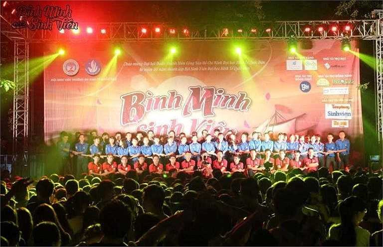 'Bình minh sinh viên' là dịp để các tân sinh viên có cơ hội giao lưu, học hỏi để hiểu rõ hơn về truyền thống của nhà trường và hoạt động của sinh viên cũng như các tổ đội.