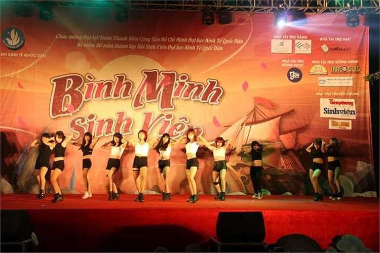 Nhiều tiết mục sôi động của sinh viên, khách mời đêm nhạc.