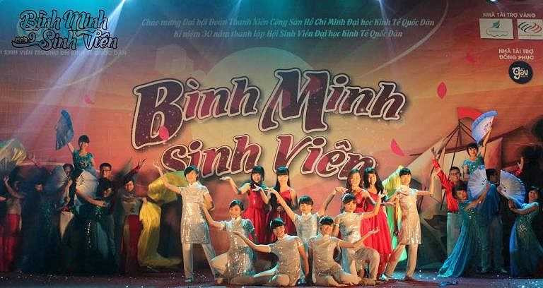 Chương trình cũng là dịp trao phần thưởng cho Thủ khoa và Á khoa K56.