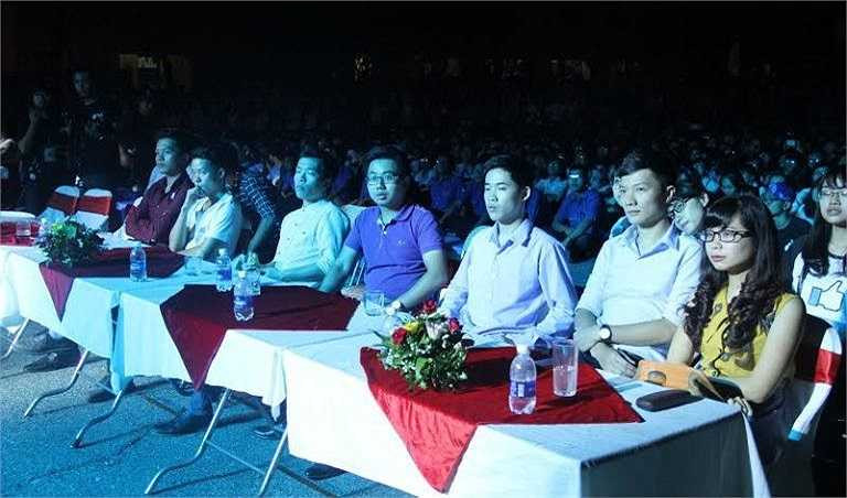 Cùng nhiều khách mời tham dự đêm nhạc.