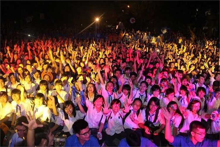 Rất đông sinh viên tụ họp về đây và cổ vũ cuồng nhiệt.