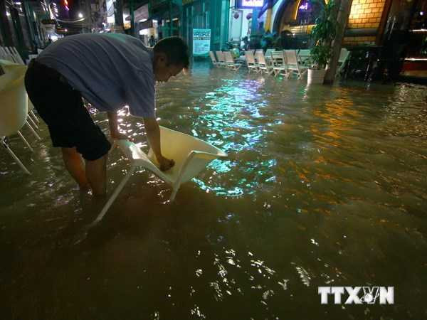 Sóng biển cao 4 m, đánh sập tường nhiều nhà dân