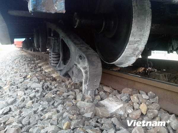 Tàu hoả rơi thiết bị, đường sắt tê liệt nhiều giờ