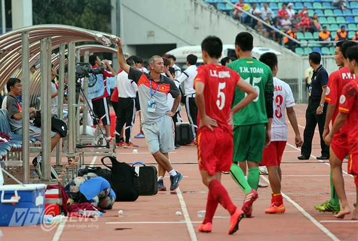 Thầy Giôm thất vọng về các học trò (Ảnh: Nhạc Dương)