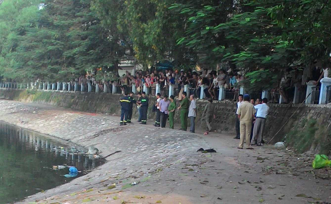 Trục vớt thi thể người đàn ông ở hồ Hoàng Cầu