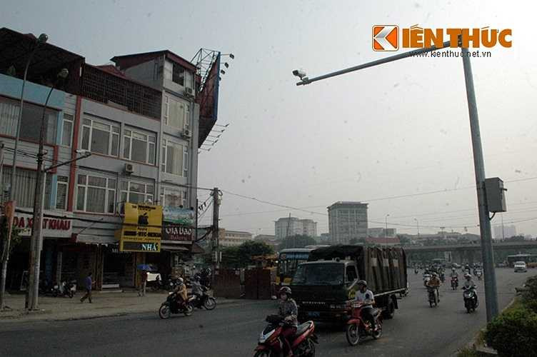 Theo thiếu tá Phạm Quang Minh, Đội phó Đội điều khiển đèn tín hiệu giao thông - Phòng CSGT - Công an TP Hà Nội, hiện hơn 40 camera được lắp ở các điểm giao thông trong nội thành đều là thiết bị hiện đại, độ phân giải cao, rõ nét, có thể quan sát ban đêm cũng như thời tiết xấu.