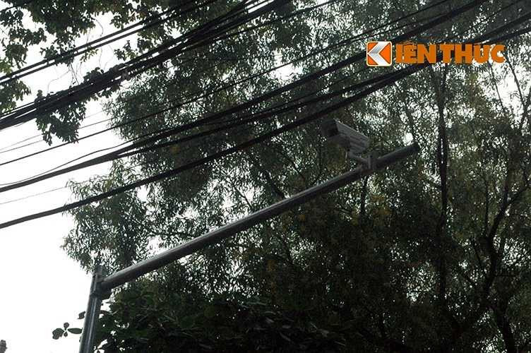 Tuy nhiên, vẫn còn đó hiện tượng những dây 'rác trời' che ống kính camera.