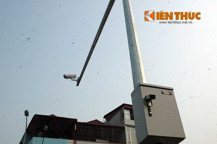 Được biết, hệ thống camera này là công cụ hỗ trợ đắc lực cho mục tiêu chống ùn tắc, giảm tai nạn giao thông tại Hà Nội. Hình ảnh do camera ghi lại được truyền về trung tâm 24/24h.
