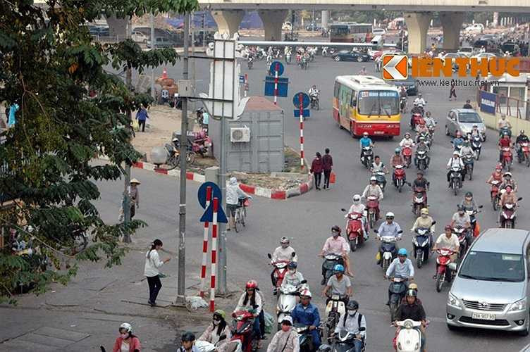 Camera đang theo dõi người tham gia giao thông trên đường Xuân Thủy, quận Cầu Giấy, Hà Nội.