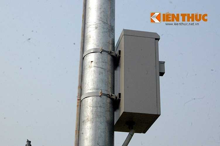 Thiết bị truyền tải được treo trên cột.