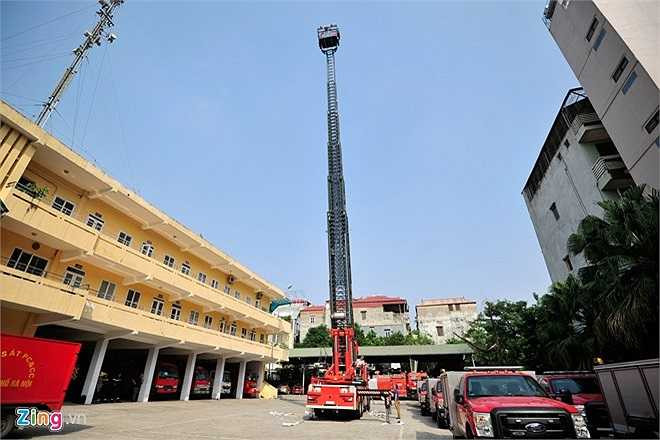 Hai xe thang có thể vươn cao 56 m (tới tầng 18 cao ốc, chung cư), chuẩn bị được đưa vào bàn giao cho các đơn vị chữa cháy trong khu vực trung tâm thành phố Hà Nội.