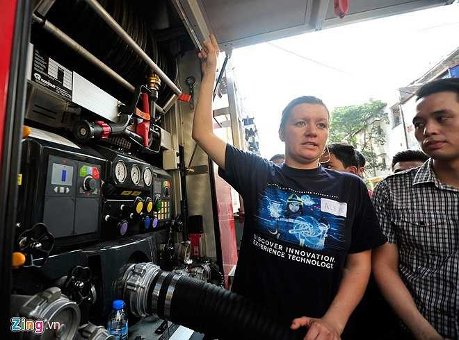 Theo chuyên gia kỹ thuật Alexandra Schuster đây là xe chữa cháy hiện đại, hiệu suất cao có 4 tầng cánh bơm chữa cháy, đạt 10 bar tại áp suất thường và 40 bar tại áp suất cao, có thể bơm cùng một lúc cả áp suất thường và áp suất cao, có vòi rồng tích hợp trên nóc xe.