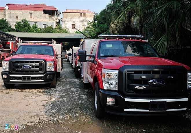 Ngoài ra 10 chiếc xe chữa cháy áp lực cao, tiết kiệm nước cũng sẽ được đưa vào phục vụ công tác chữa cháy tại các ngõ phố nhỏ. Đây là những chiếc xe được nâng cấp từ nền xe Ford F350 chạy động cơ 6.2 và hộp số tự động. 
