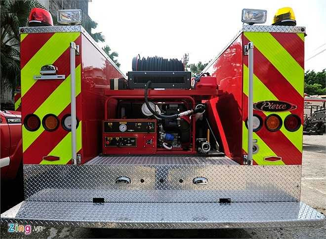 Do cabin chỉ có sức chứa 3 người nên những chiến sĩ còn lại khi di chuyển trên đường có thể đứng ở vị trí phía sau xe, thuận tiện quan sát, dẹp chướng ngại vật và nhanh chóng triển khai phương tiện chữa cháy.