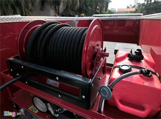 Máy bơm, cuộn ống nước chất liệu siêu bền đặt ở phía sau xe với công suất 38 lít/phút. Đây là chiếc xe chữa cháy ban đầu, cơ động với những khu vực chật hẹp nơi mà những chiếc xe chữa cháy thông thường phải mất thêm thời gian để di chuyển vào hiện trường. 
