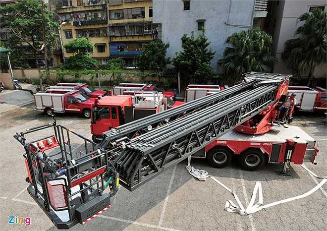 Với trọng lượng toàn tải 26 tấn, bề rộng 2,55 m, chiều dài 12 m, xe thang 56 m có thể di chuyển trong nội đô. Giỏ cứu hộ tải được 3 người (270 kg), có bảng điền khiển thang tích hợp trong việc tự điều khiển khi làm nhiệm vụ trên cao.